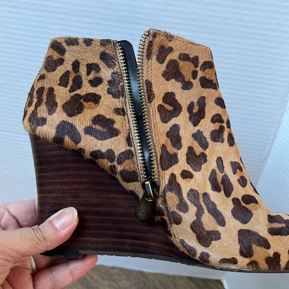 Adrienne Vittadini Sarah Leopard Wedge Ankle Boots Calf Hair Booties Size 8 - Picture 11 of 15